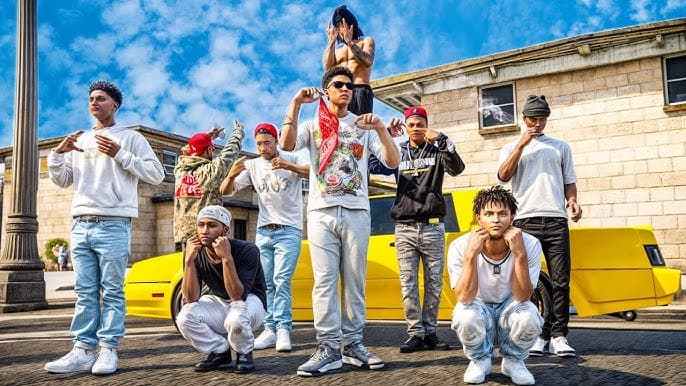 FiveM roleplay — crew group photo with classic car, street culture